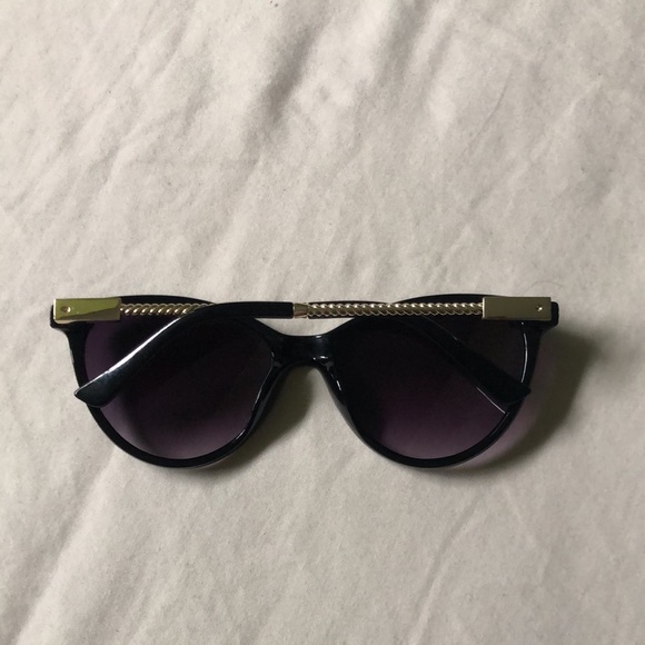 Black Round Cat Eye Sunglasses - Picture 2 of 6